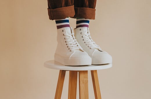 ΕΠΕΞ Φθαρμένα vs καθαρά sneakers: Το πιο φιλικό ματς στην ιστορία της μόδας