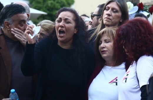 Η στιγμή που η μητέρα της Κυριακής Γρίβα τραγουδά το «Τακούνια για καρφιά»