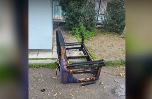 Θεσσαλονίκη: Πέταξαν καναπέ σε αυλή σχολείου και του έβαλαν φωτιά