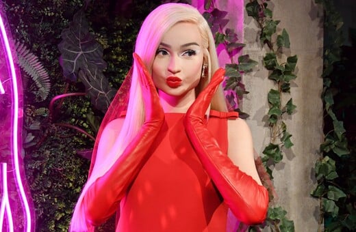 Kim Petras: Η δεύτερη τρανς γυναίκα που αποκτά κέρινο ομοίωμα στο μουσείο Madame Tussauds 