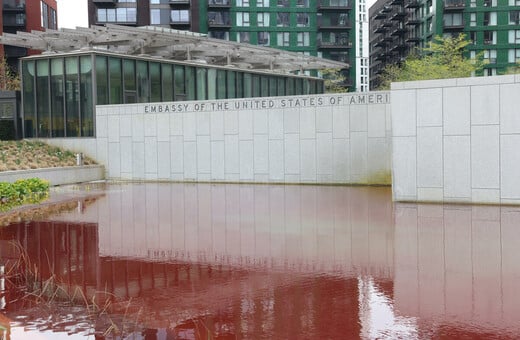 Αγγλία: Χειροπέδες στον επικεφαλής της Greenpeace - Έβαψε κόκκινη λίμνη έξω από την πρεσβεία των ΗΠΑ