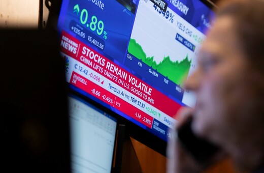 Κλείσιμο με εντυπωσιακή άνοδο στην Wall Street μετά το «πάγωμα» των δασμών