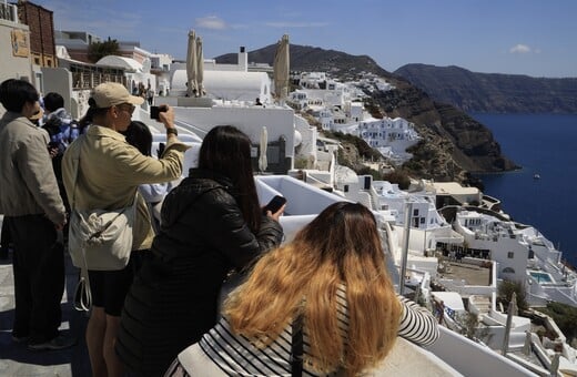 Σαντορίνη: Επέστρεψε η κανονικότητα στο νησί μετά τους σεισμούς - Γέμισαν με τουρίστες τα σοκάκια