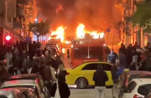 Νύχτα έντασης στα Εξάρχεια – Κάηκαν 10 οχήματα