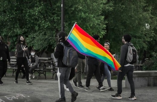 Η κυβέρνηση Τραμπ μηνύει πολιτεία για τη συμμετοχή τρανς μαθητριών σε γυναικεία αθλήματα