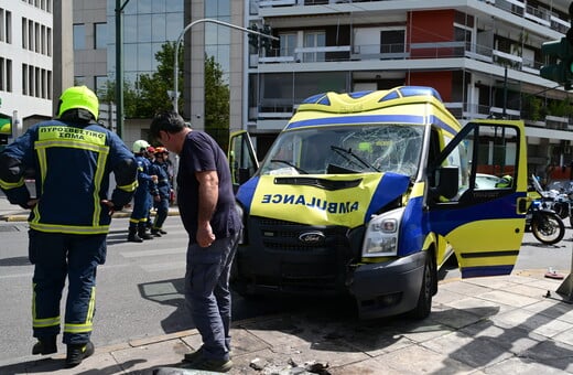 Ασθενοφόρο έπεσε σε κολώνα στο κέντρο της Αθήνας - Δύο πεζοί τραυματίστηκαν σοβαρά