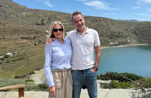 Κυριάκος Μητσοτάκης: Οι ευχές του πρωθυπουργού για το Πάσχα, αγκαλιά με τη Μαρέβα στη Τήνο