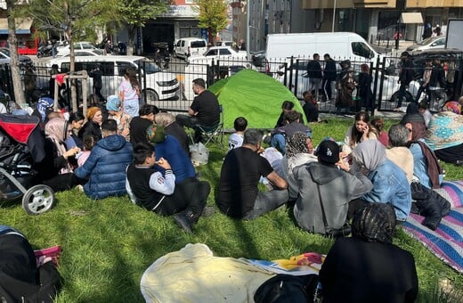 Σεισμός - Τουρκία: Γεμάτα πάρκα και δρόμοι από φοβισμένους πολίτες με σκηνές, στην Κωνσταντινούπολη