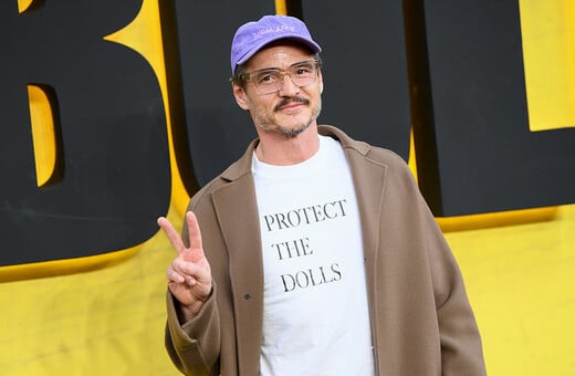 Πέντρο Πασκάλ: Το t-shirt και το μήνυμά του για τη στήριξη των τρανς γυναικών