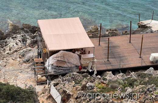 Χανιά: Έστησαν εξέδρα για beach bar πάνω σε βράχια σε περιοχή Natura