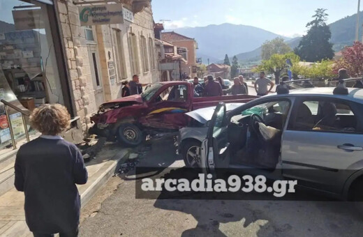 Λεβίδι: Βίντεο από το τροχαίο δυστύχημα - Η στιγμή που ο 83χρονος μπαίνει ανάποδα στην πλατεία
