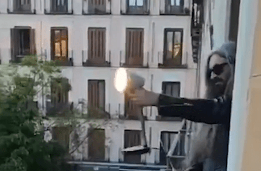 Μπλακ άουτ σε Ισπανία: Ένας άνδρας σήκωσε μια λάμπα στη Μαδρίτη και αποθεώθηκε σαν ήρωας