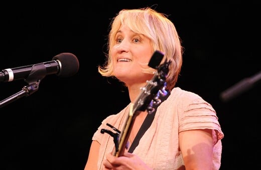 Jill Sobule: Νεκρή η τραγουδίστρια του "I Kissed a Girl", του πρώτου LGBTQ+ hit που μπήκε στο Top 20 του Billboard