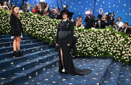 Η Rihanna αποκάλυψε την τρίτη της εγκυμοσύνη στο Met Gala 2025