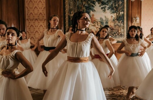 Μια αλλιώτικη Σταχτοπούτα και μια queer εφηβική ταινία από αύριο στους κινηματογράφους