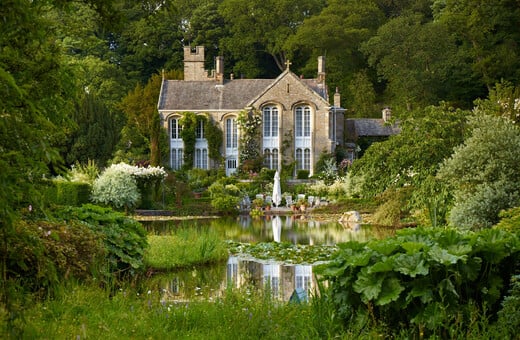 Μέσα στους καταπράσινους κήπους του Gresgarth Hall