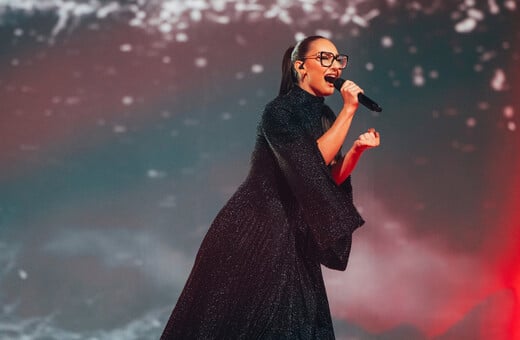 Eurovision 2025: Η στιγμή που η Klavdia τραγουδά την «Αστερομάτα» στην αρένα της Βασιλείας