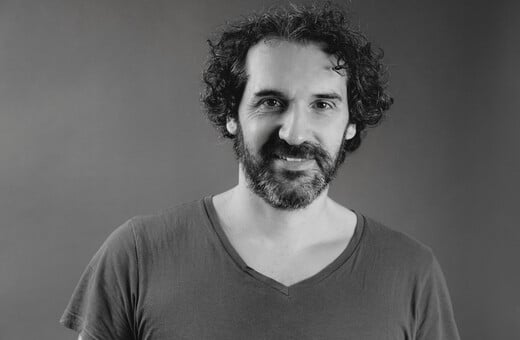 «Ο δαίμονας του τραυλισμού δεν φεύγει ποτέ – αλλά στη σκηνή σωπαίνει»