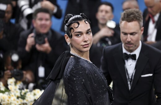 Dua Lipa, Έλτον Τζον και δεκάδες ακόμη καλλιτέχνες ζητούν νομική προστασία από την Τεχνητή Νοημοσύνη