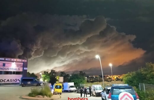Τογικό νέφος «πνίγει» Καταλονία έπειτα απο φωτιά σε βιομηχανική αποθήκη