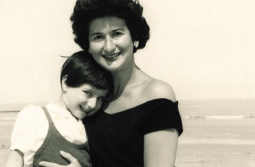 Η μητέρα της γελά – η Chantal Akerman γράφει