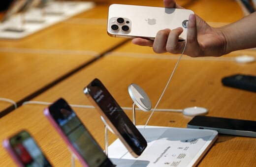 Η Apple σκέφτεται να αυξήσει τις τιμές του iPhone χωρίς να το συνδέσει με τους δασμούς Τραμπ