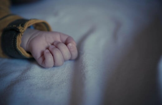 Άλιμος: Έρευνα για το βρέφος που βρέθηκε δίπλα σε κάδο – Τι εξετάζουν οι Αρχές