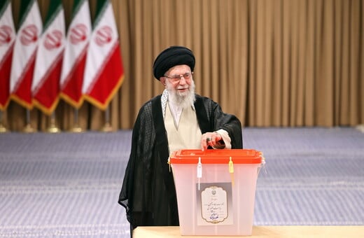 Ο Χαμενεΐ απειλεί τις ΗΠΑ: Φύγετε από τη Μέση Ανατολή