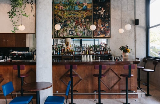 Quinn’s: Γιατί όλοι πίνουν Dry Martini «στου Ηλία» Μαρινάκη 