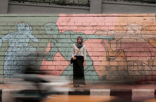 Ο Μακρόν εξετάζει απαγόρευση μαντίλας για κορίτσια κάτω των 15 ετών