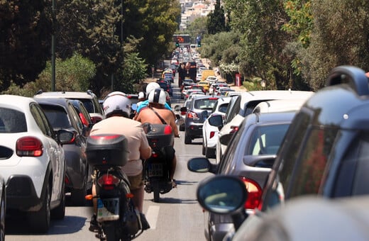Τροχαίο στη Λεωφόρο Ποσειδώνος: Αυτοκίνητο παρέσυρε ποδηλάτες – Πέντε τραυματίες