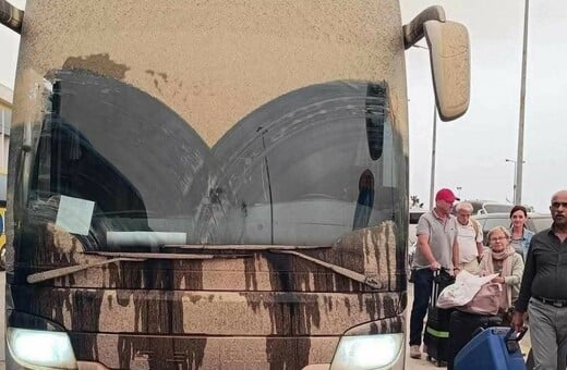 Αφρικανική σκόνη στα Χανιά: «Κοκκίνισε» ο ουρανός - Λασποβροχή κάλυψε τα πάντα