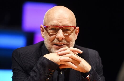 Ο Brian Eno καταγγέλλει τη Microsoft για τη Γάζα: «Όχι στο όνομά μου», λέει ο δημιουργός της μουσικής των Windows 95 