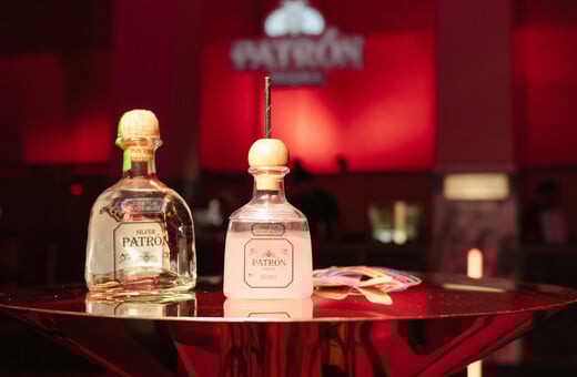 H Patrón γιόρτασε την Παγκόσμια Ημέρα Paloma σερβίροντας cocktail στο viral party του χώρου τέχνης Τhe Intermission