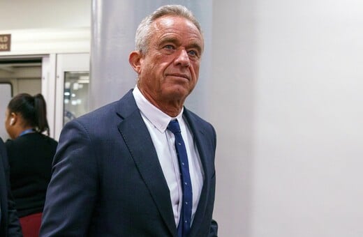 RFK Jr: Οι ΗΠΑ τερματίζουν τη σύσταση για το εμβόλιο COVID «σε υγιή παιδιά και έγκυες»