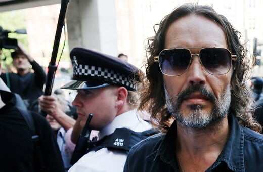 Από το δικαστήριο, ο Ράσελ Μπραντ δήλωσε αθώος στις κατηγορίες για βιασμό 