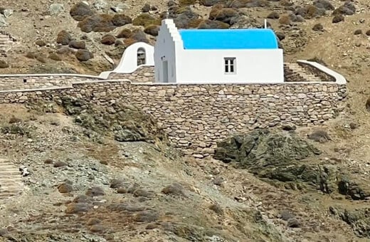 Γκρεμίζεται το εκκλησάκι στη βίλα του Αντώνη Ρέμου στη Μύκονο
