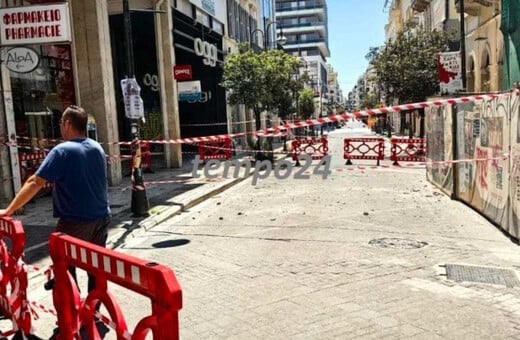 Πάτρα: Έπεσαν σοβάδες στον πεζόδρομο της Ρήγα Φεραίου