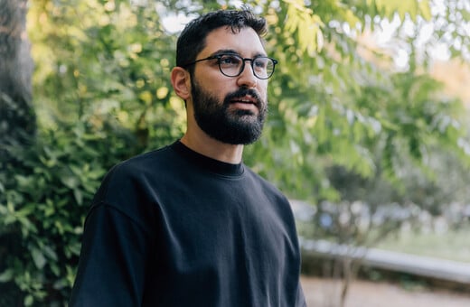 Λουκάς Μπάκας: «Επιδιώκω να δημιουργώ κάτι που δεν θα φαίνεται σχεδιασμένο»