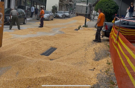 Γέμισε καλαμπόκι ο κεντρικός δρόμος της Αμφιλοχίας