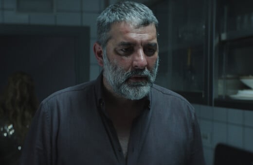 First Look: Η «ΣΠΑΣΜΕΝΗ ΦΛΕΒΑ» του Γιάννη Οικονομίδη έχει ημερομηνία κυκλοφορίας – Δείτε τα πρώτα stills