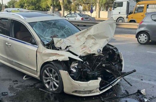 Τροχαίο στην Ποσειδώνος: Ο οδηγός του ταξί φέρεται να έτρεχε με ιλιγγιώδη ταχύτητα - Δεν υπήρχε φρενάρισμα στην άσφαλτο