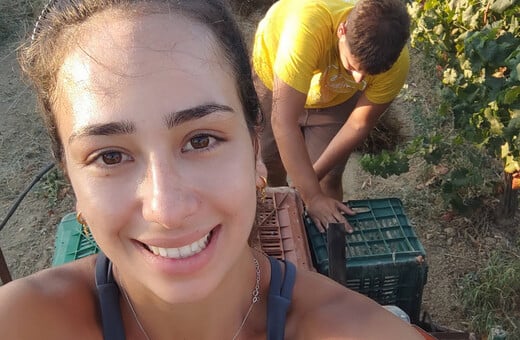 Η Ελένη Νέρουππου άφησε την Αθήνα και βλέπει πια τους κόπους μιας χρονιάς στο Βασιλικό Ευβοίας να ανταμείβονται σε ένα μπουκάλι κρασί