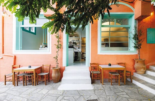 Stella’s Arnados: Ιταλική πίτσα και spritz στα καλντερίμια της Τήνου