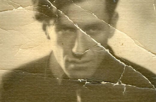 «Πάμε στη Χονολουλού»: Ένα βιβλίο για τον μποέμ ρεμπέτη, κιθαρίστα και σκιτσογράφο Κώστα Μπέζο, που ξαναγράφει την ιστορία της Ελλάδας πριν από το 1940