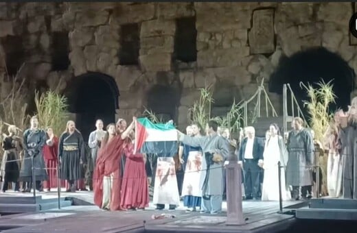 Καλλιτέχνες ύψωσαν τη σημαία της Παλαιστίνης στο Ηρώδειο