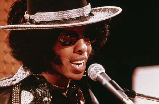 Sly Stone (1943-2025): Ο ανένταχτος πρωτοπόρος της ευφορικής funk