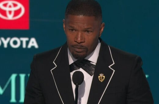 BET Awards 2025: Η στιγμή που ο Τζέιμι Φοξ παραλαμβάνει φανερά συγκινημένος το βραβείο Ultimate Icon