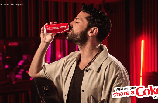 Share a Coke: Η εμβληματική καμπάνια της Coca-Cola επιστρέφει και δίνει το όνομα σου στο φετινό καλοκαίρι