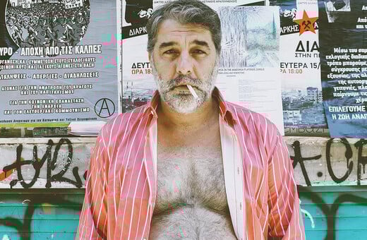 Βασίλης Μπισμπίκης: Ποζάρει ακομπλεξάριστος με κόκκινες γόβες και διχτυωτές κάλτσες